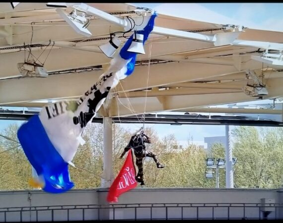 Parachutiste au stadium de Toulouse